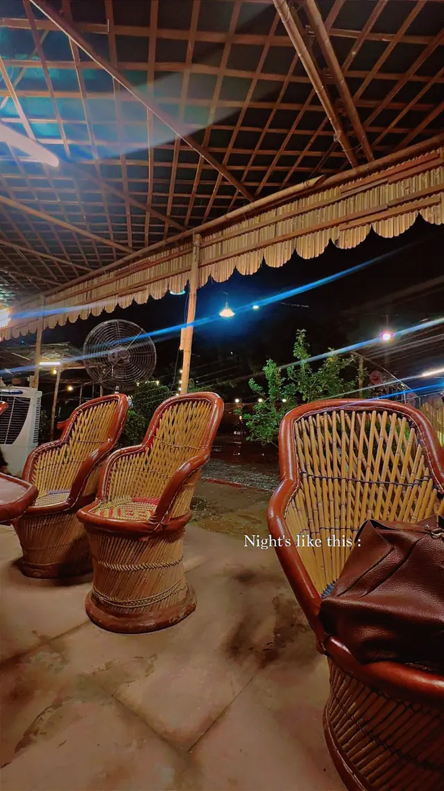 A relaxed night at a cafe